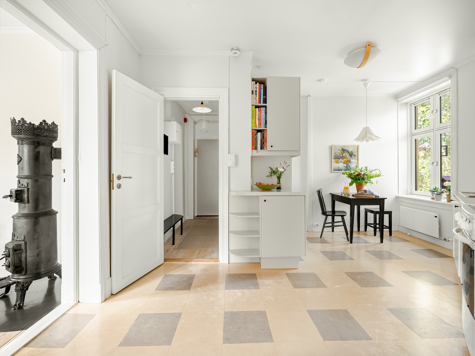Kjøkkenet er luftig med egen spisekrok innerst. Galleribilde