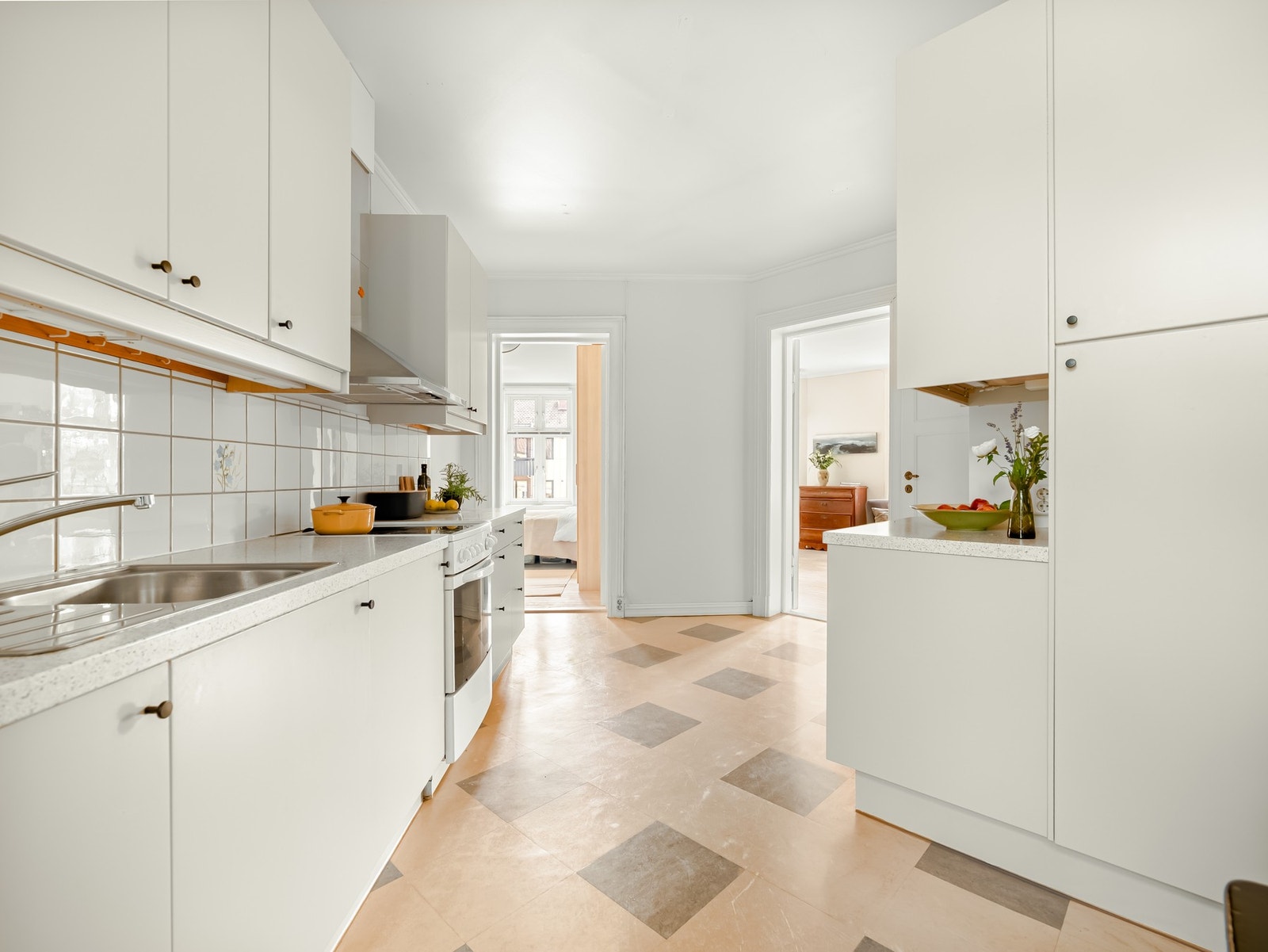 Her får vi virkelig vist hvor lys og fin denne leiligheten er! Galleribilde