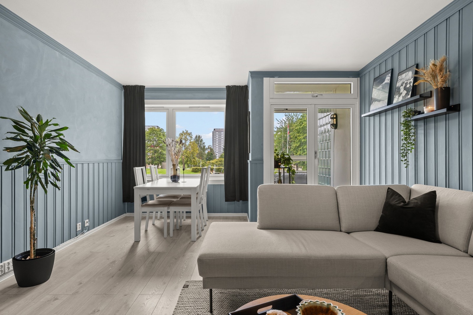 Du får plass til sofagruppe med tilhørende bord samt et stort spisebord. Galleribilde