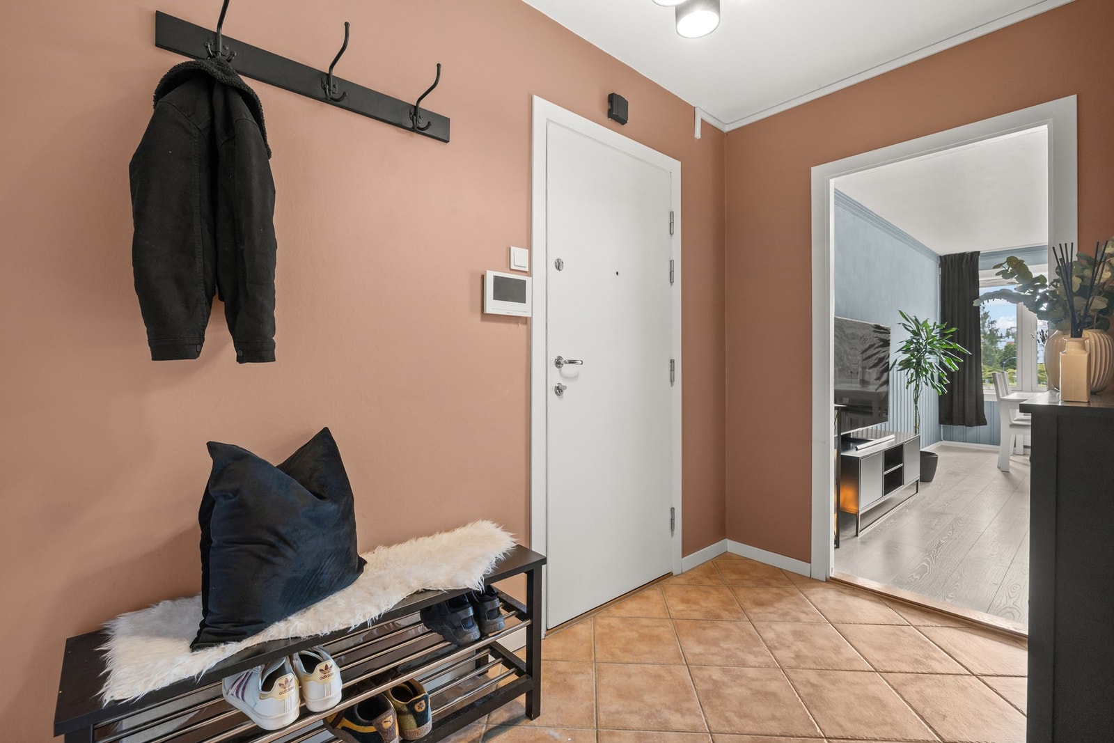 Flislagt entré med plass til garderobeskap og kommode. Galleribilde