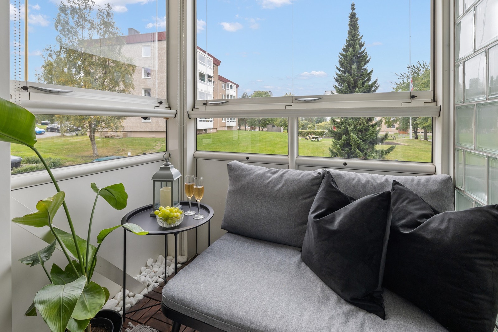 Koselig, innglasset balkong med god plass til møblement. Galleribilde