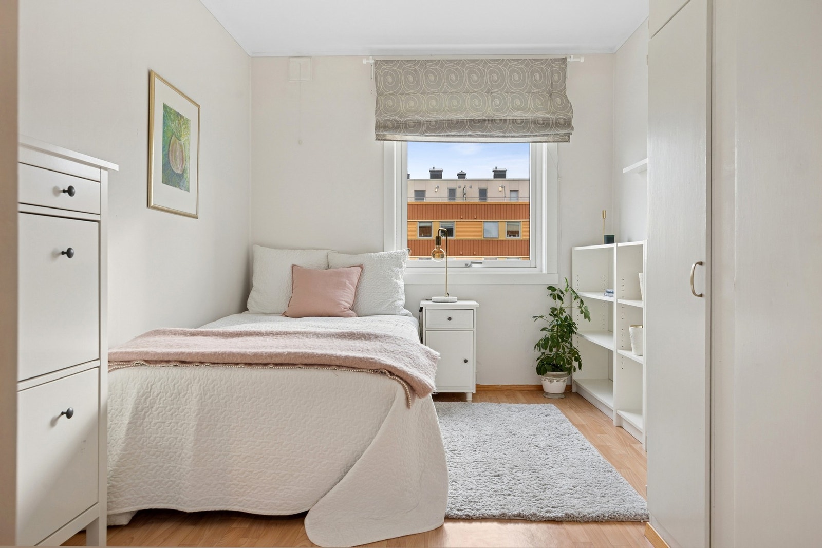 Leiligheten har to romslige soverom, på henholdsvis 9,5 m² og 13 m². Galleribilde