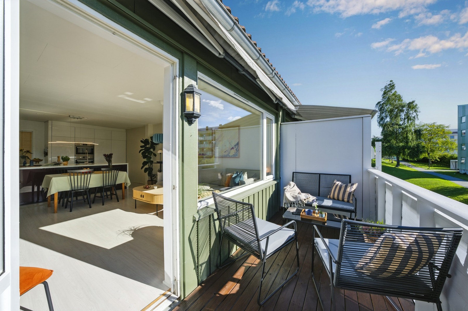 Balkongen oppleves som en forlengelse av stua på finværsdager. Galleribilde