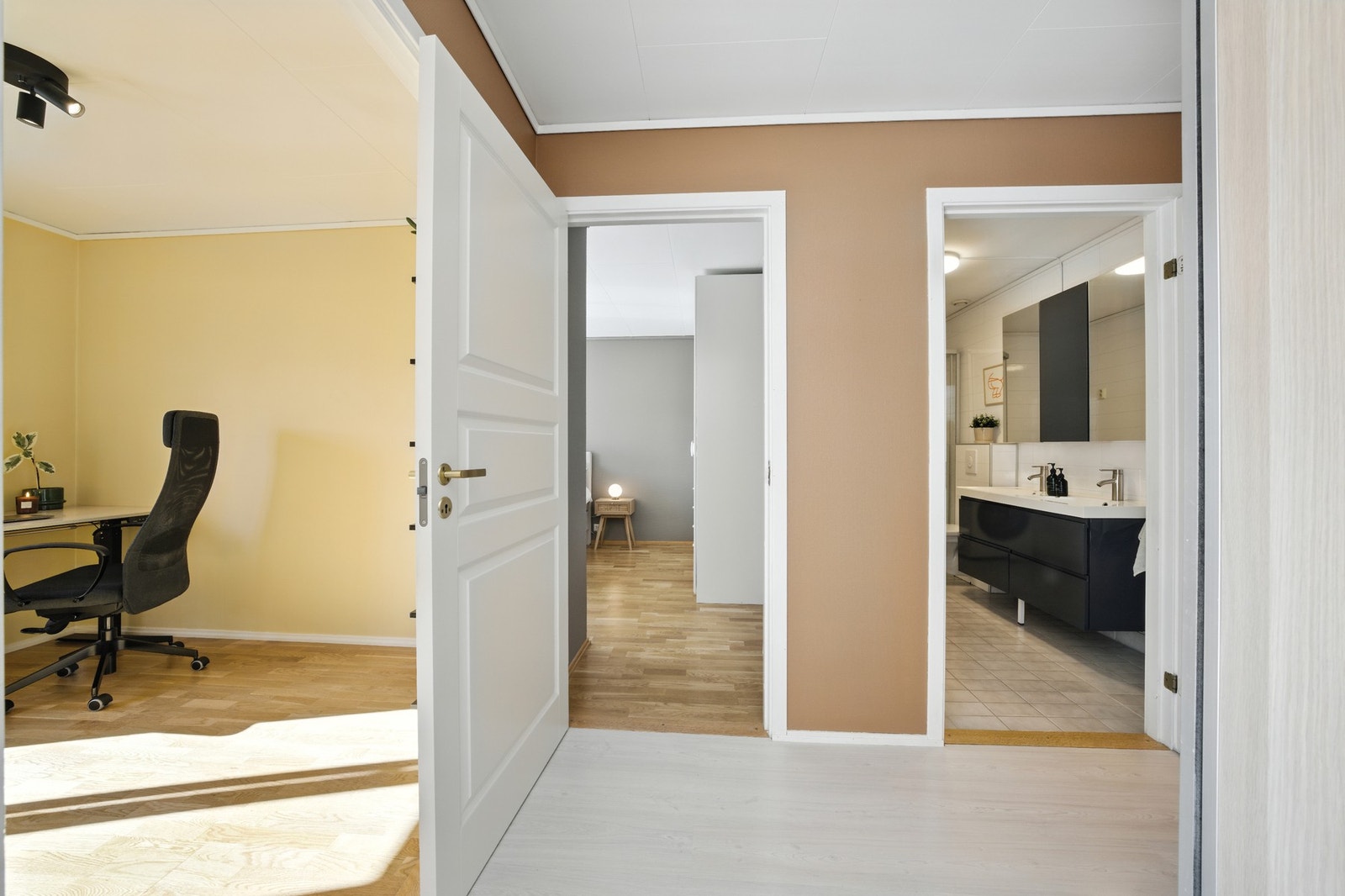 Fra stuen/gangen har du enkel tilgang til alle leilighetens rom. Galleribilde