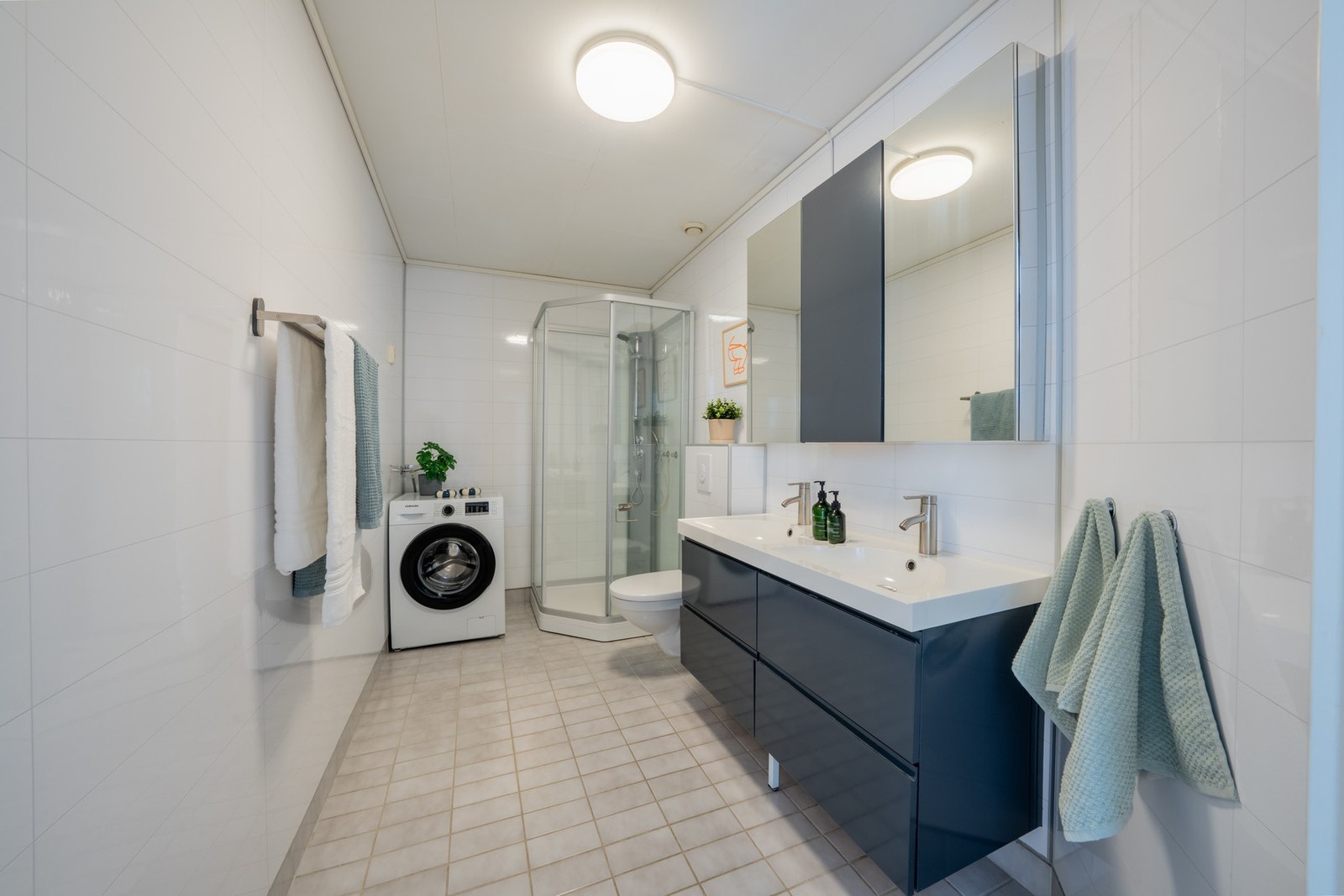 Romslig bad som ble oppgradert med ny innredning i 2019 og nytt dusjkabinett i 2025. Varmekabler i gulv. Galleribilde