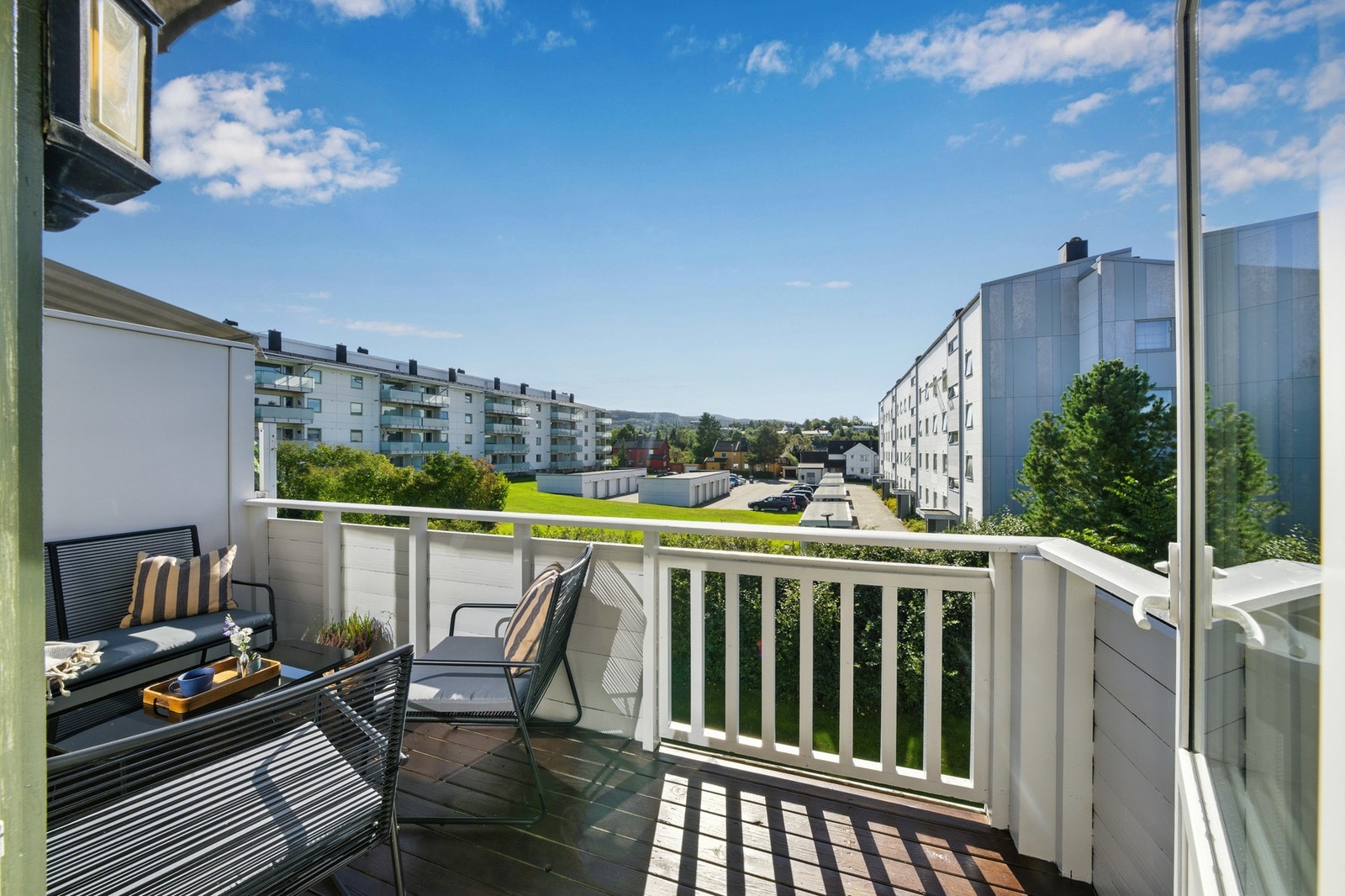 Fin utsikt over grøntarealet, og det er mye luft mellom byggene. Galleribilde