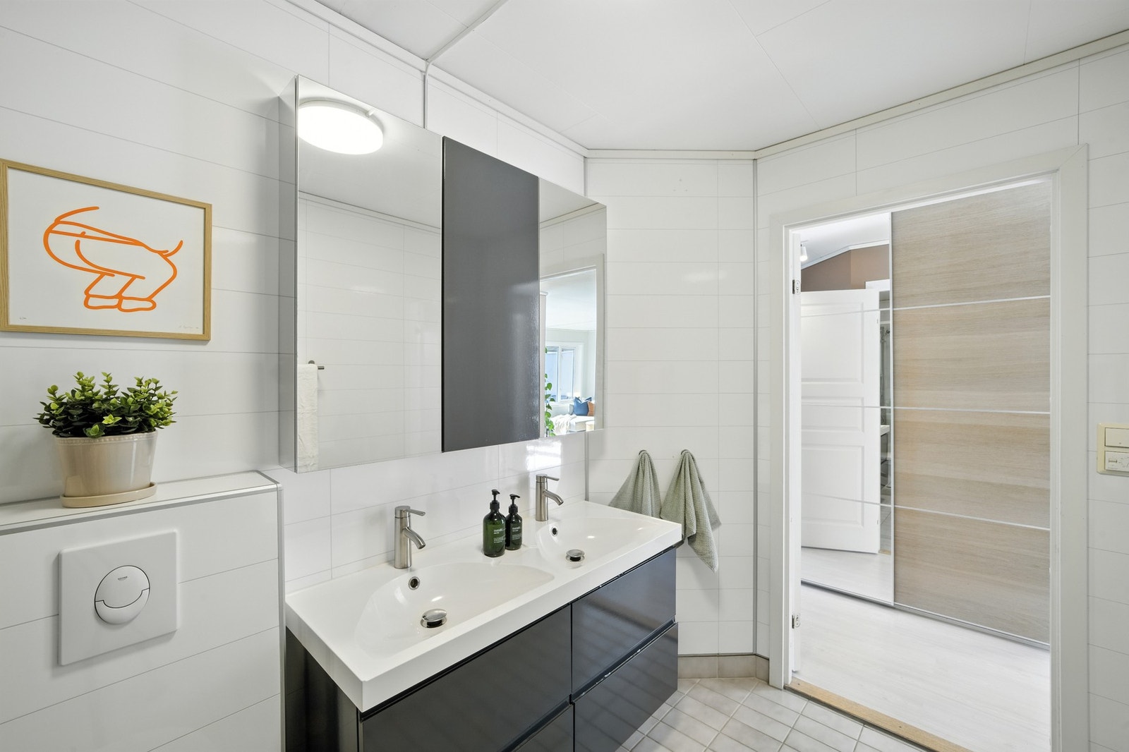 Flott dobbeltservant med speilskap og rikelig med lagringsplass i skuffer. Galleribilde