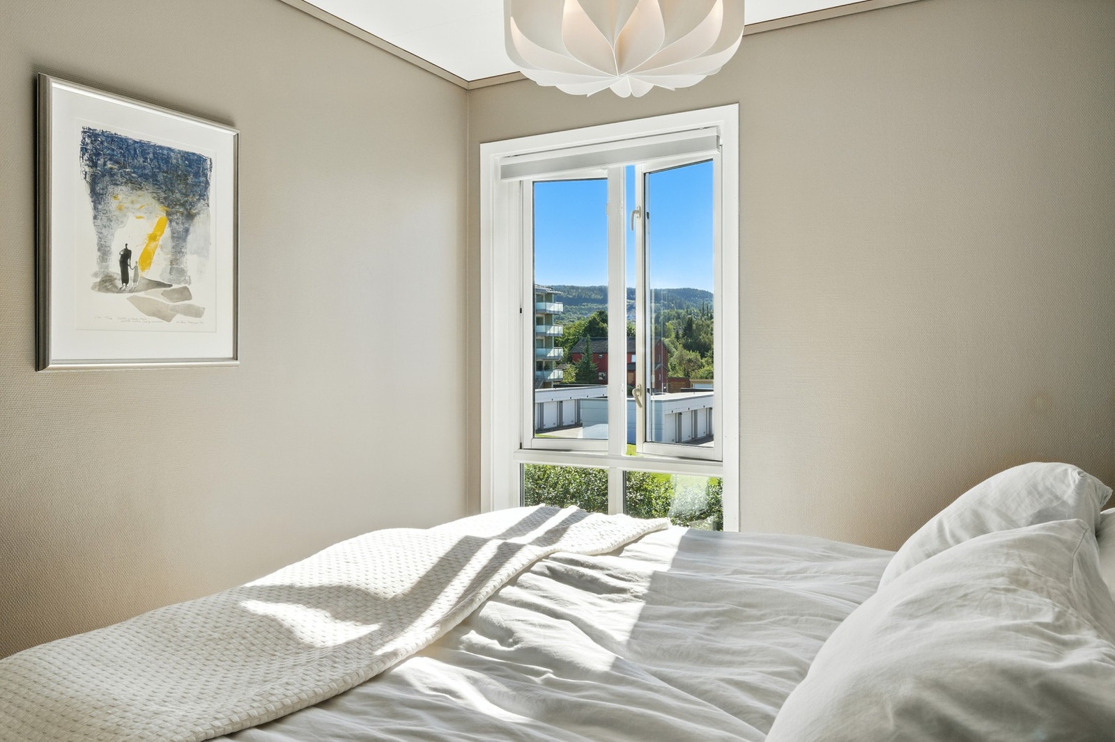 På soverommet nyter du flott utsikt mot rolige omgivelser. Galleribilde