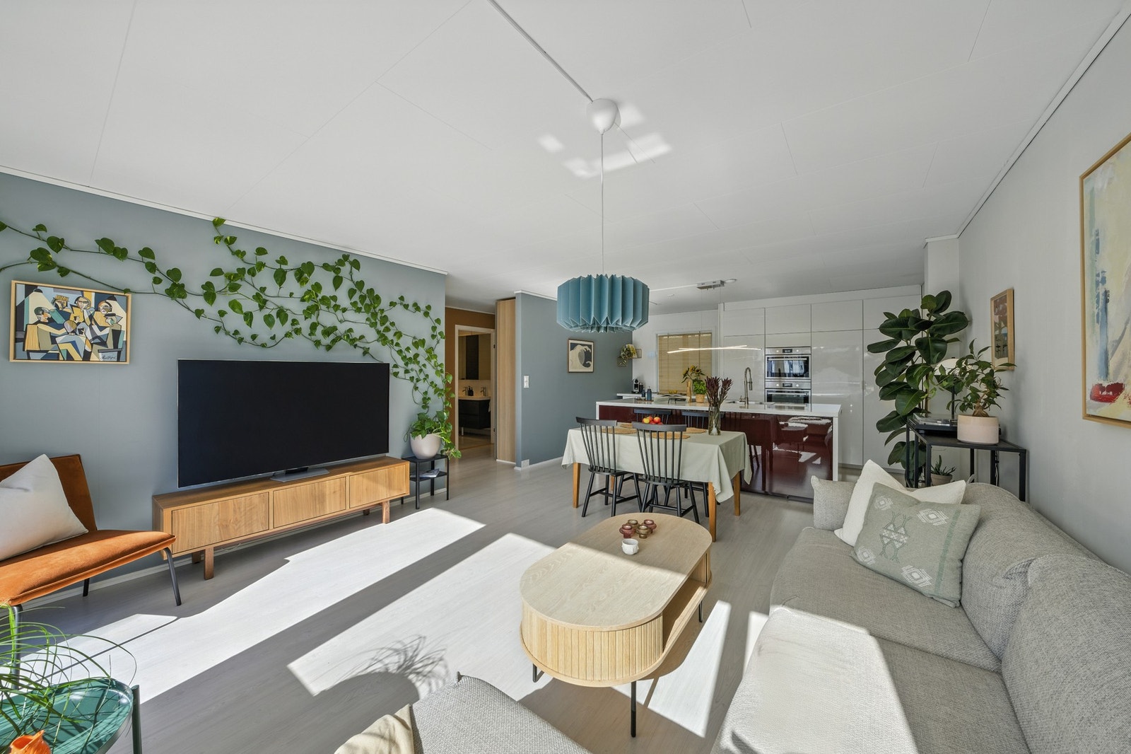 Leiligheten ligger i byggets øverste etasje (3. etasje) og har vært gjenstand for en rekke oppgraderinger i nyere tid. Galleribilde