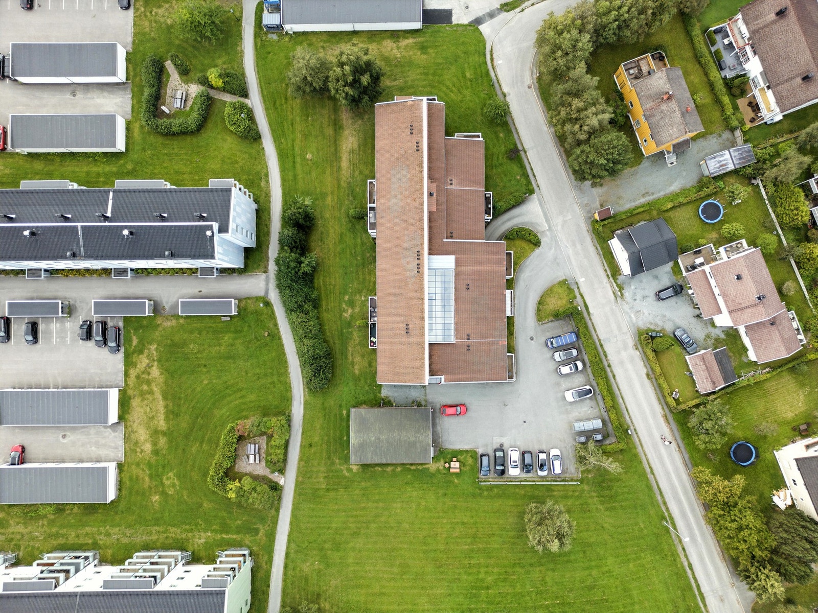 Bygget er omkranset av store grøntområder. Galleribilde