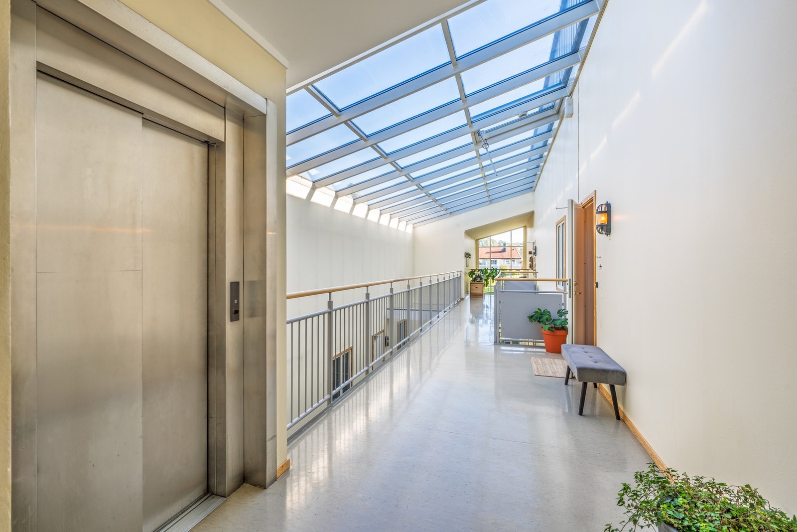 Bygget er utstyrt med heis som bl.a tar deg ned til parkeringskjelleren hvor leiligheten har en egen fast plass. Galleribilde