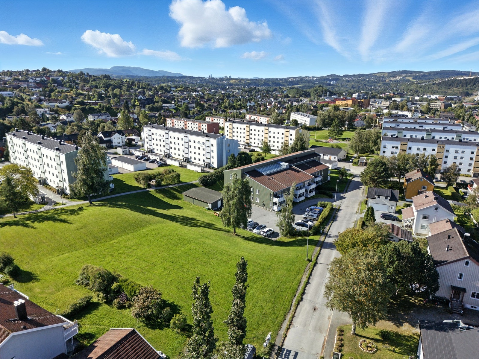 Tilbaketrukket beliggenhet i et populært boligområde. Galleribilde