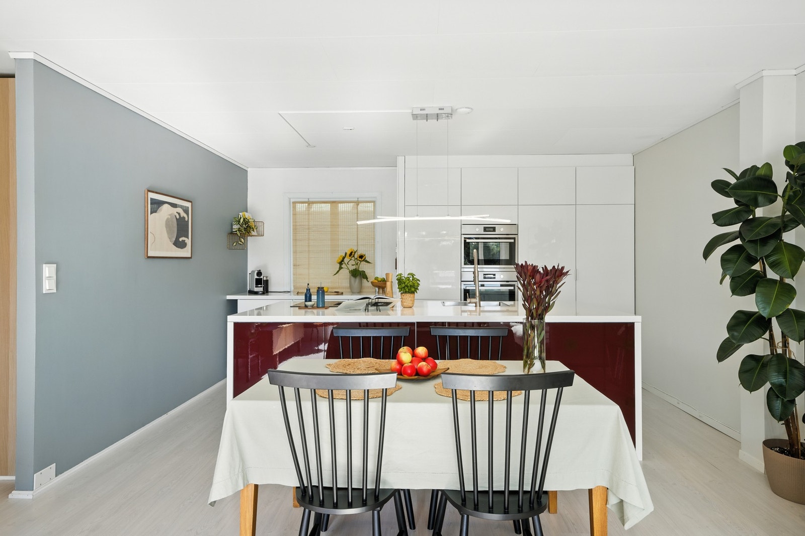 Spisebordet finner sin naturlige plass i overgangen mellom stue og kjøkken. Galleribilde