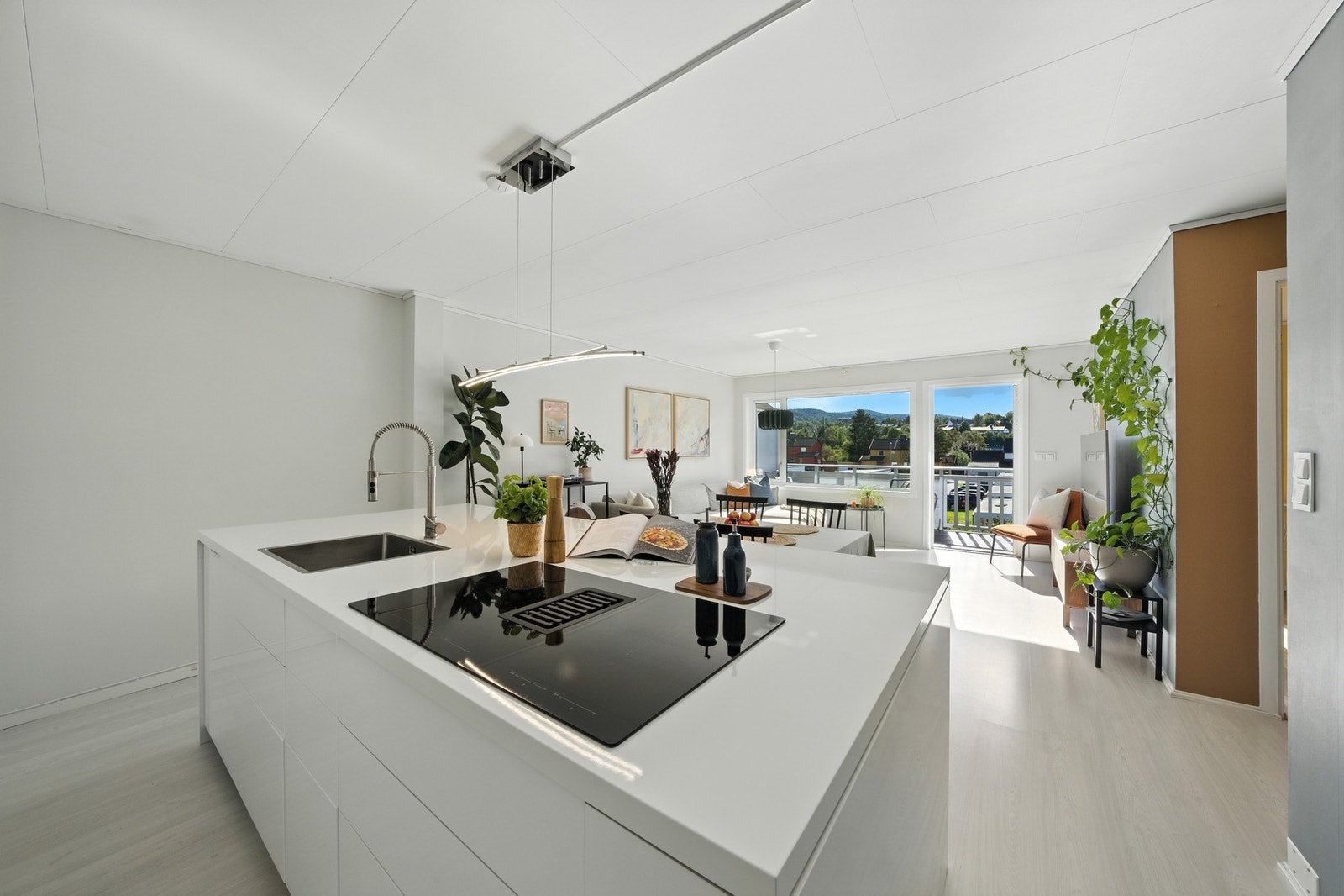 Svært praktisk med kjøkkenøy, her får du utvidet arbeidsflate og ekstra lagringsplass i skuffer. Galleribilde