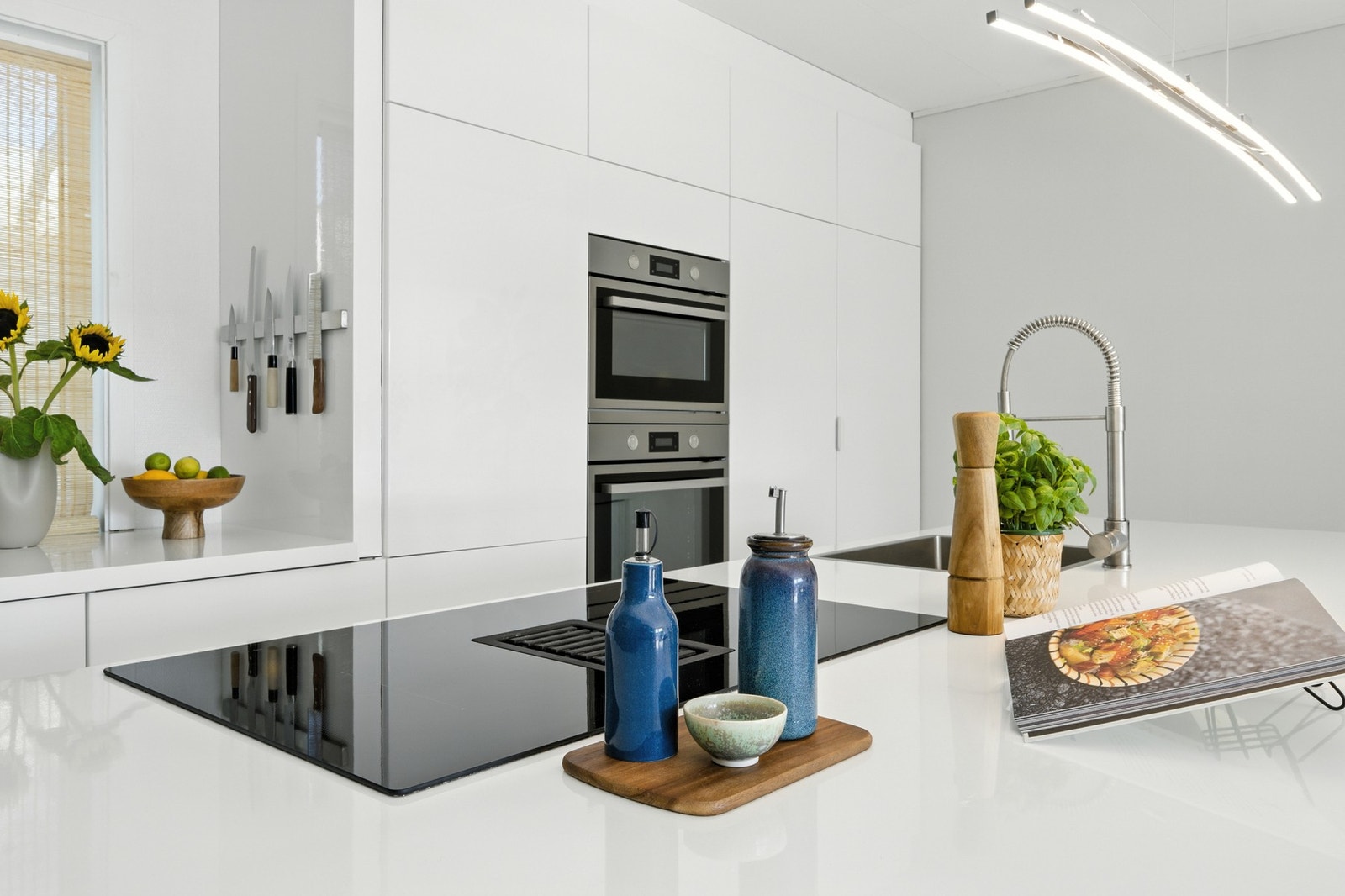 Moderne induksjonstopp med ekstra bredde og integrert kjøkkenvifte. Galleribilde