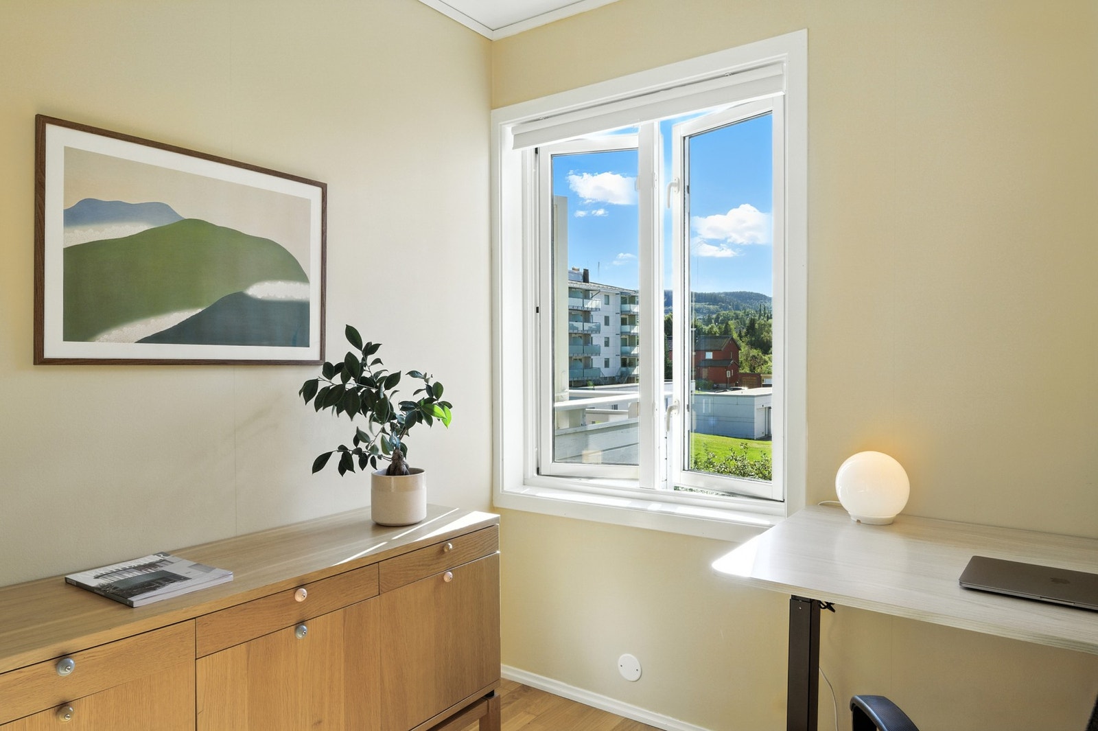 Også her nyter du flott utsikt ut mot grøntarealene til borettslaget. Galleribilde