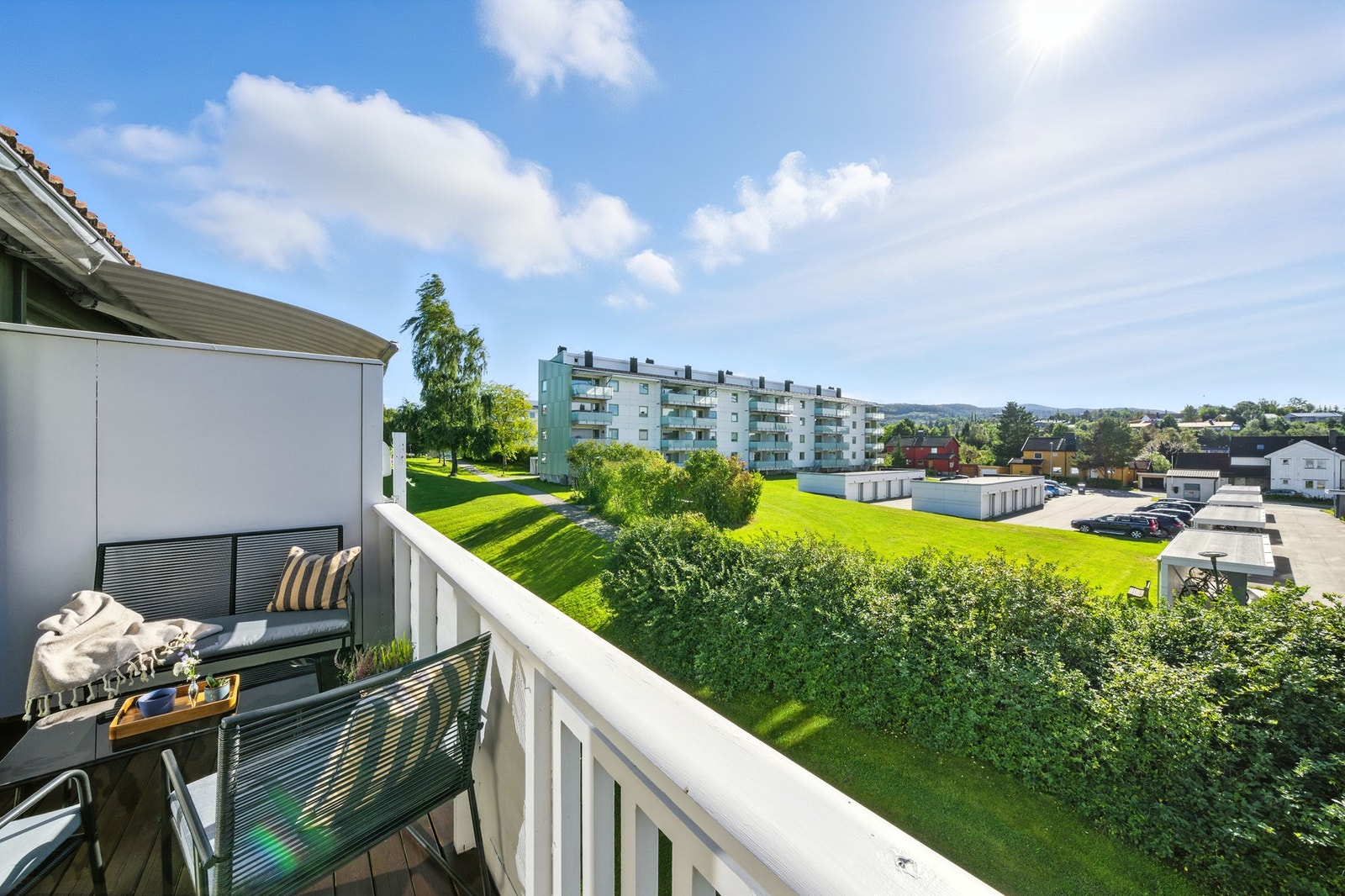 Leiligheter ligger sørvendt og tilbaketrukket til. Balkongen ble malt og vedlikeholdt i 2025. Galleribilde