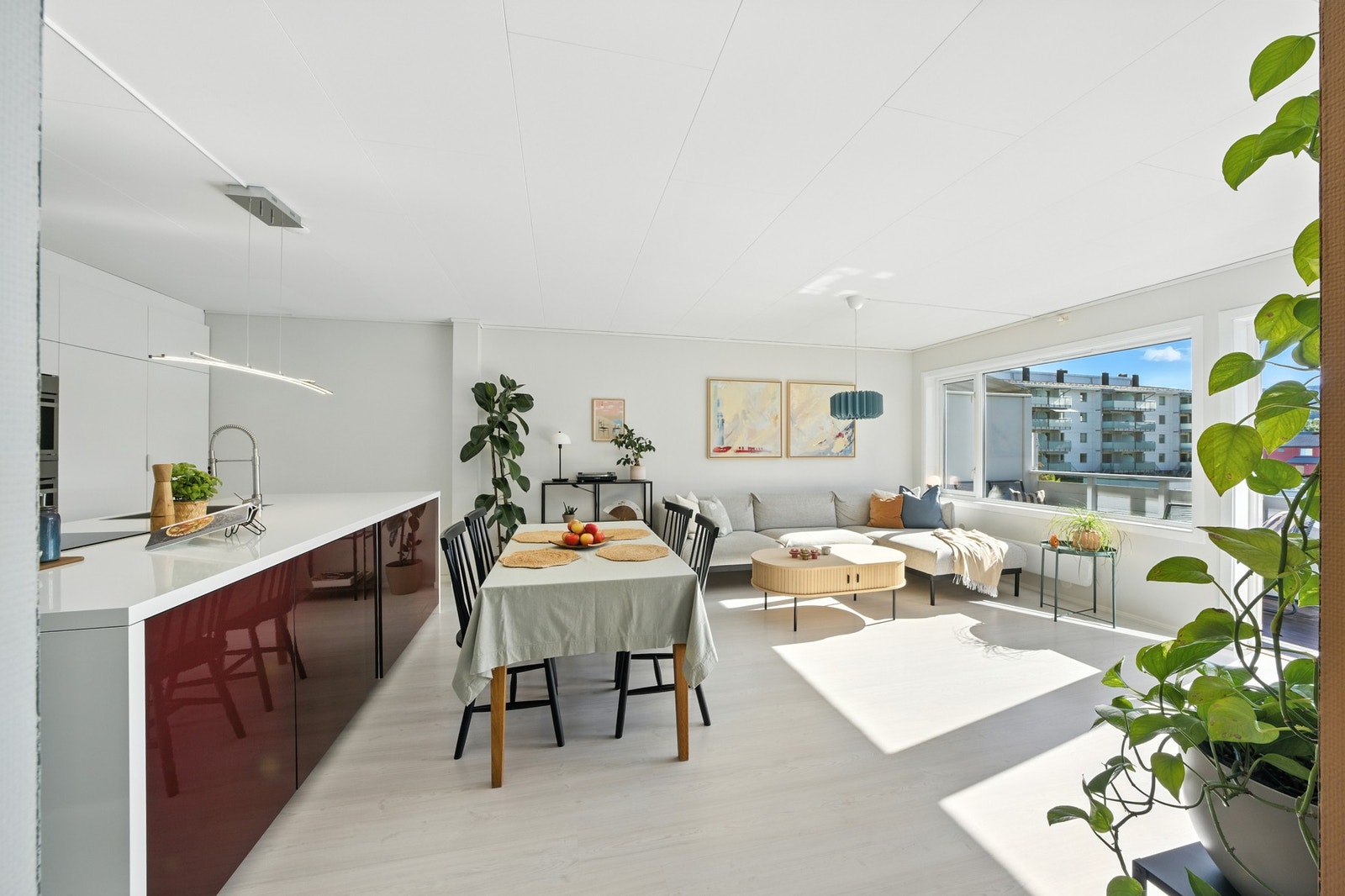 Stuen har store vindusflater som bidrar til rommets lette og luftige atmostfære. Galleribilde