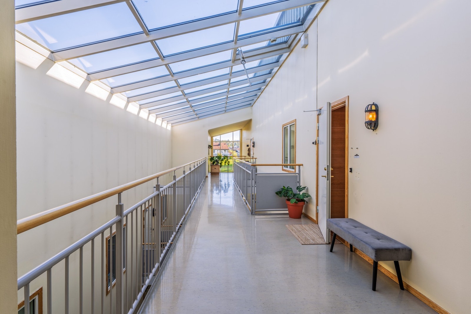 Renhold av fellesareal utføres av innleid vaskebyrå og er inkl. i felleskostnadene. Glasstaket gir både et godt lys og særpreg til bygget. Galleribilde