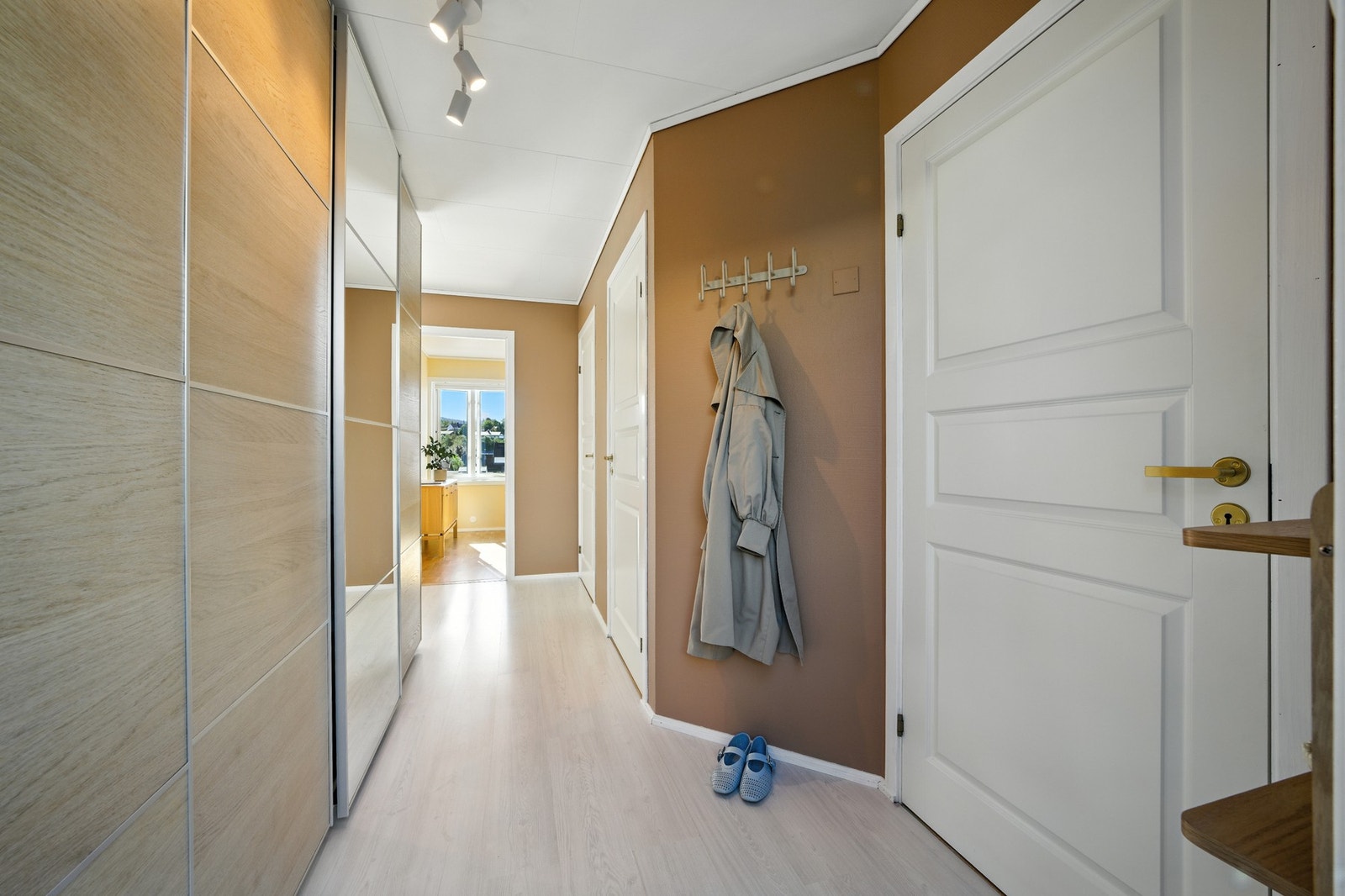 Gangen oppleves romslig og har god plass til yttertøy og sko. Galleribilde
