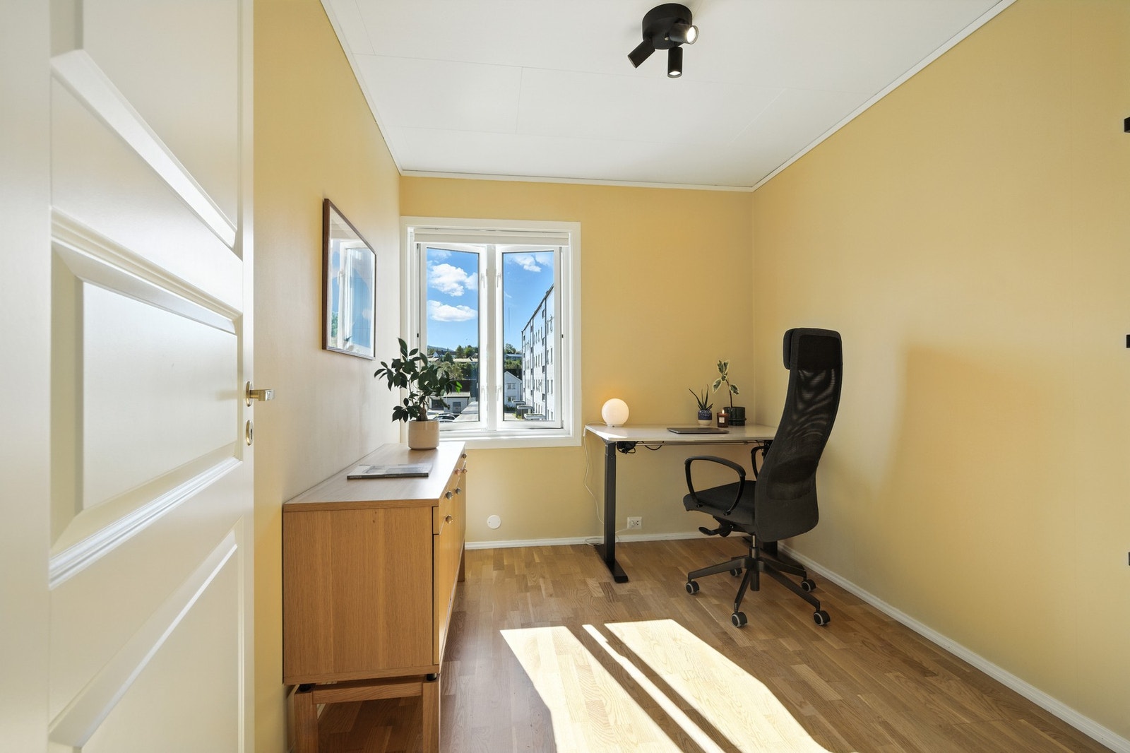 Boligens andre soverom er på ca. 7 kvm. Passer perfekt som gjesterom eller kontor. Galleribilde