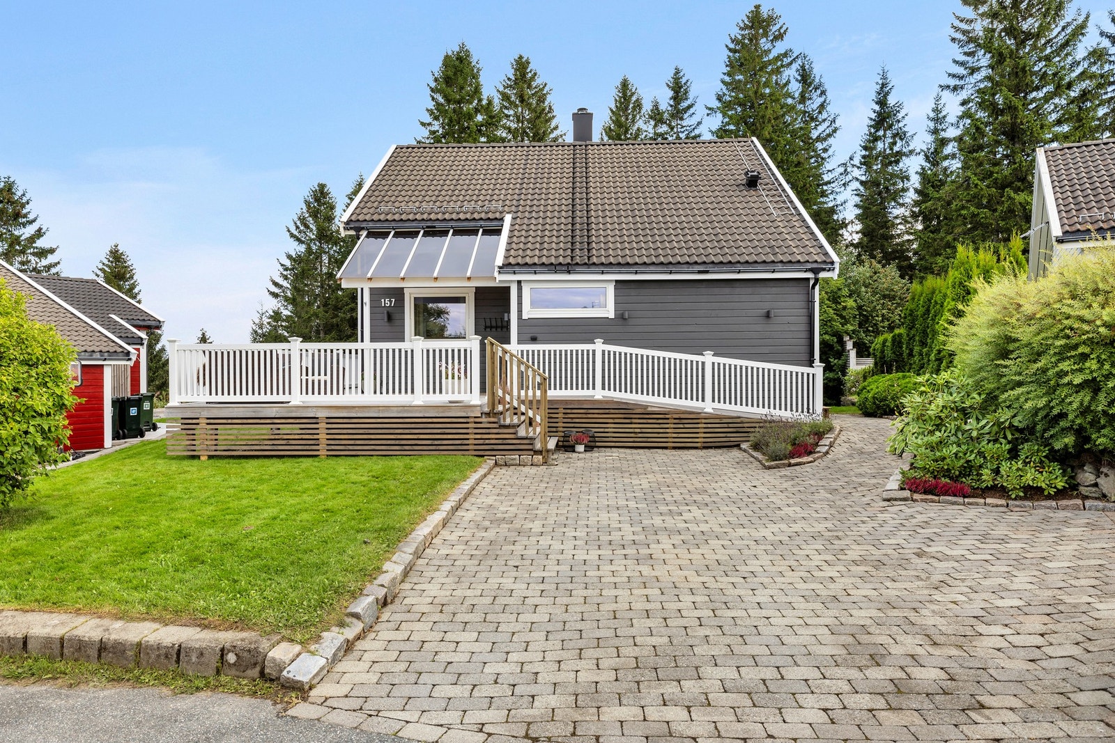 Plass til ytterligere to biler på tomt. Galleribilde