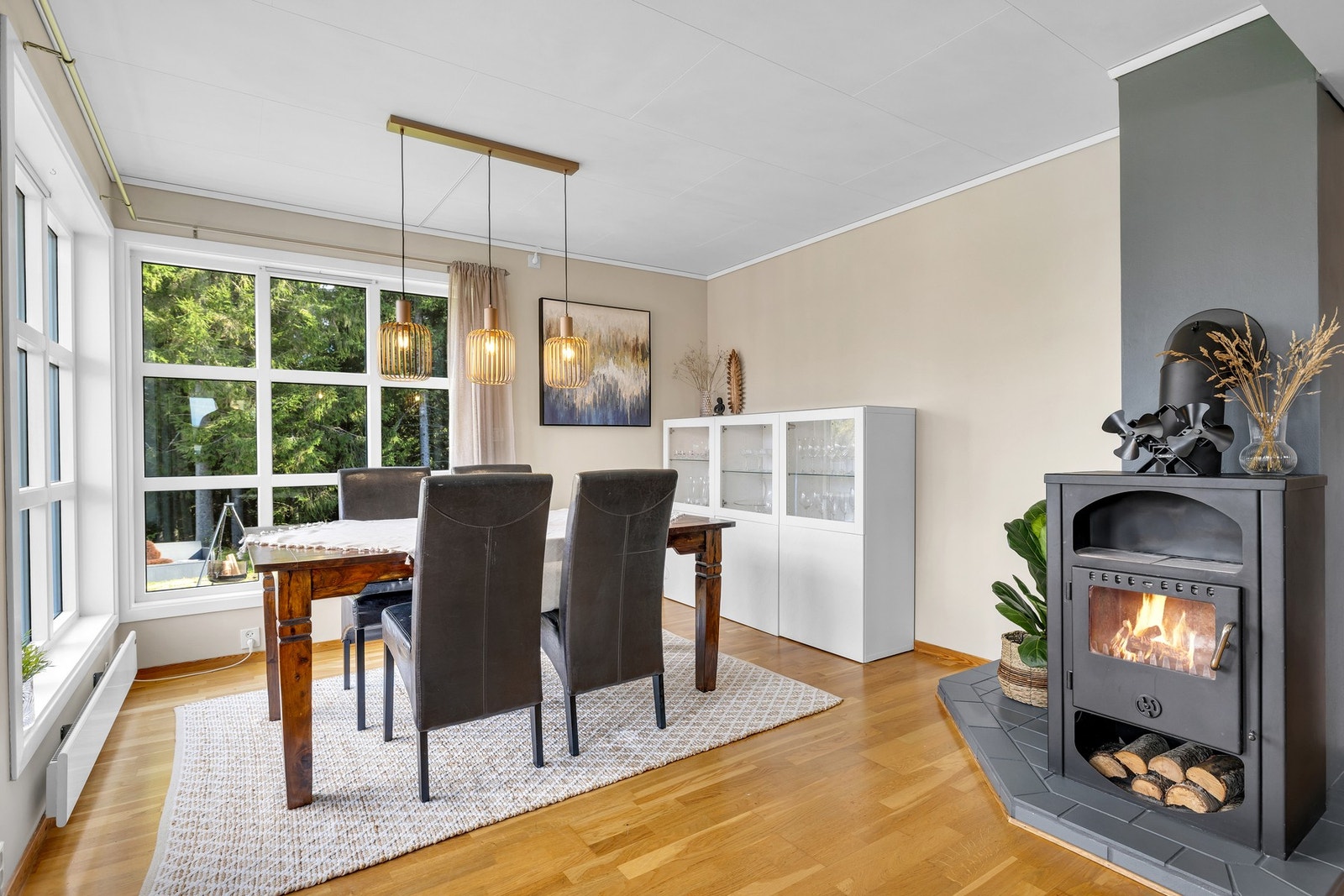Vedovn i overgang mellom TV-stue og spisestue. Store vindusflater bidrar til en lett og luftig atmosfære. Galleribilde