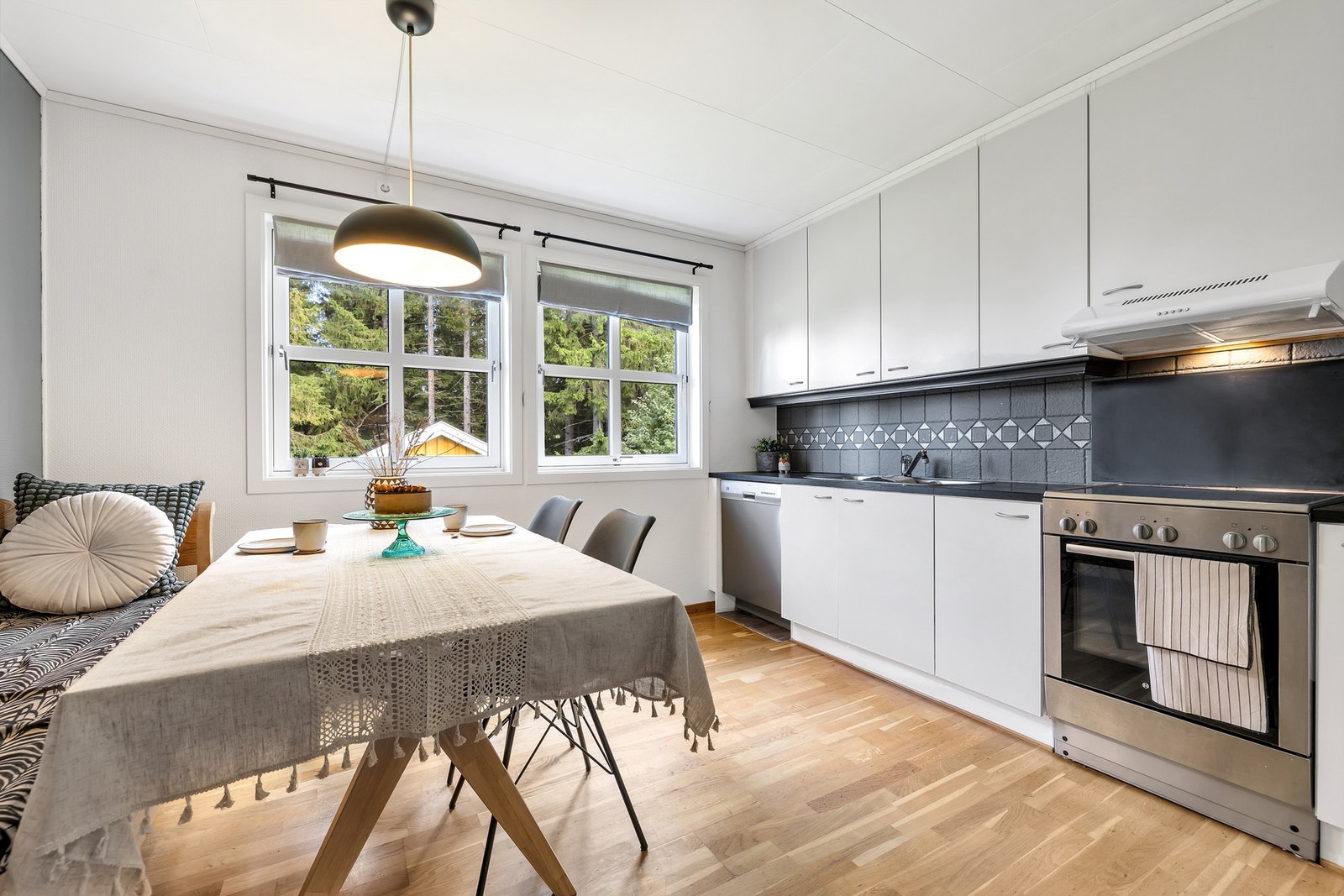 Kjøkkenet er på 12,5 kvm og har store vindusflater som slipper inn rikelig med naturlig lys. Galleribilde