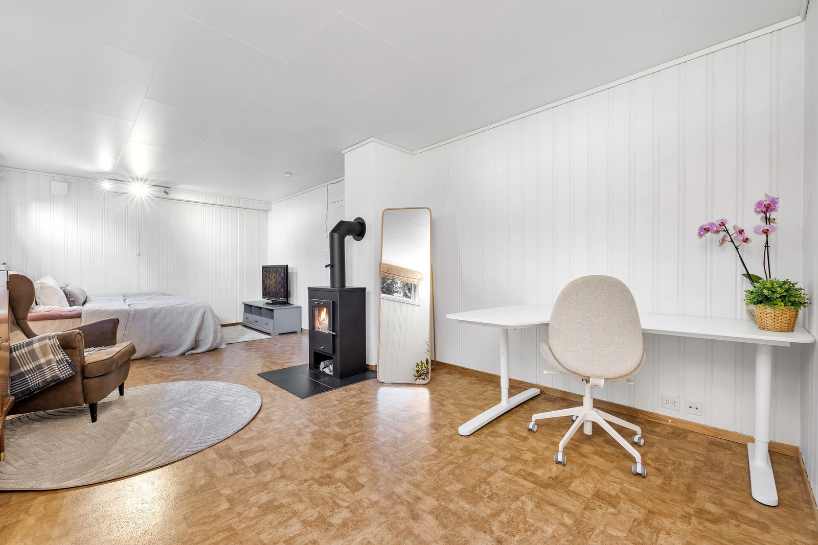 Rommet er romslig med sine 24,5 kvm. Vedovn også her. Galleribilde