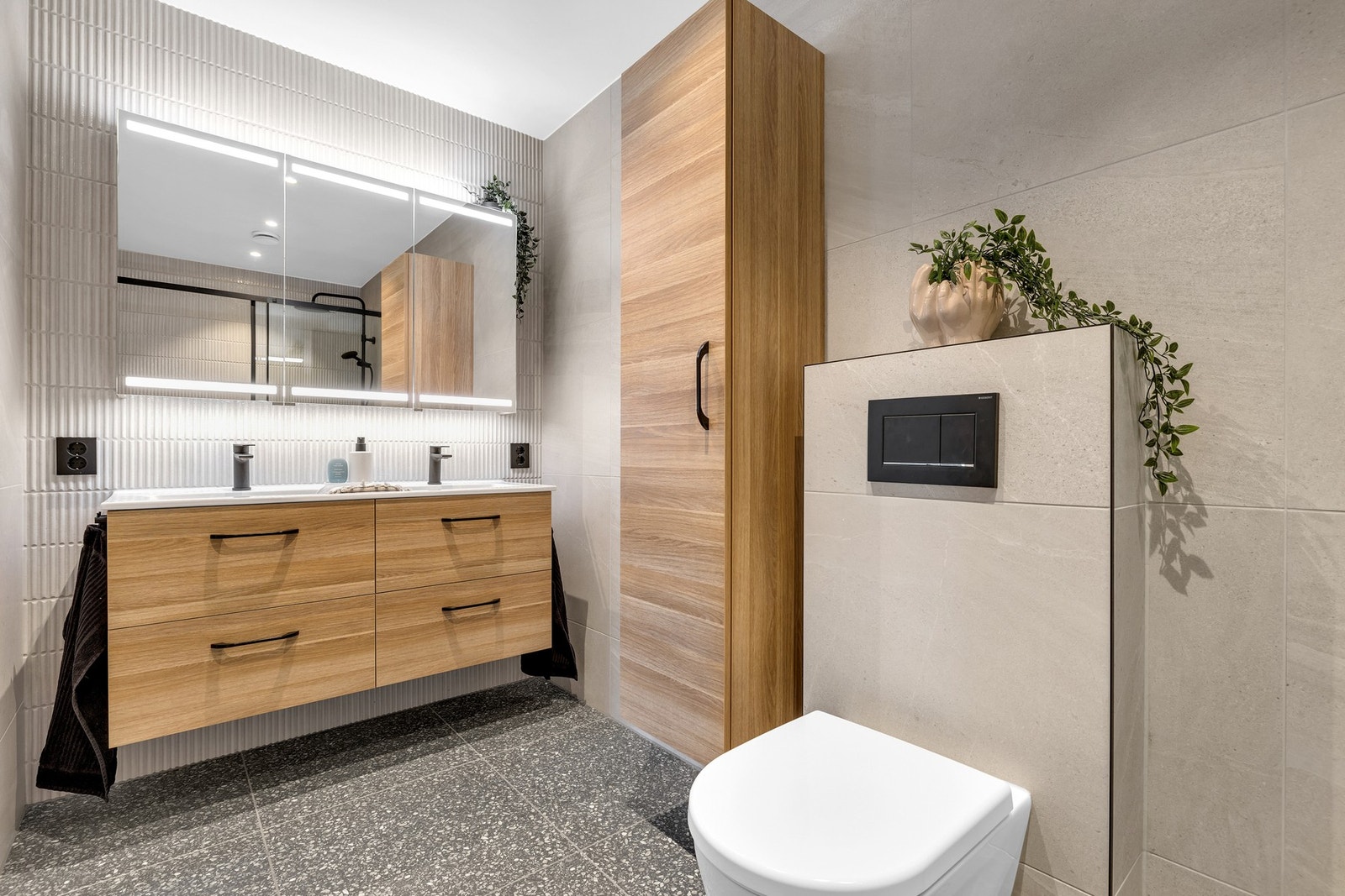 Badet i 1. etasje ble totalrenovert av fagfolk i 2024 og fremstår svært innbydende. Svært praktisk med dobbelservant og mye lagringsplass i skap og skuffer. Galleribilde