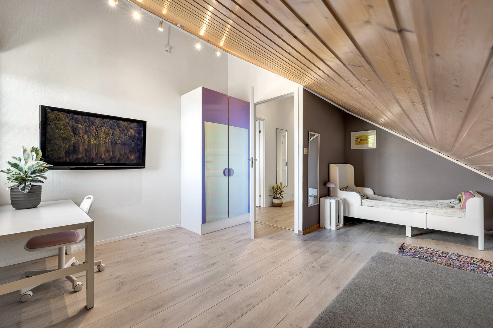 Soverom 2 er også på 9 kvm (gulvarealet er større, men ikke målbart), og har god plass til seng, garderobeløsninger og kontorpult. Galleribilde