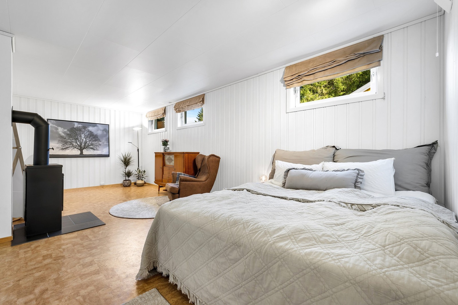 Hobbyrom og disp.rom er i dag slått sammen og benyttes som kjellerstue/gjesterom, men bruksendringen er ikke omsøkt hos kommunen. Galleribilde