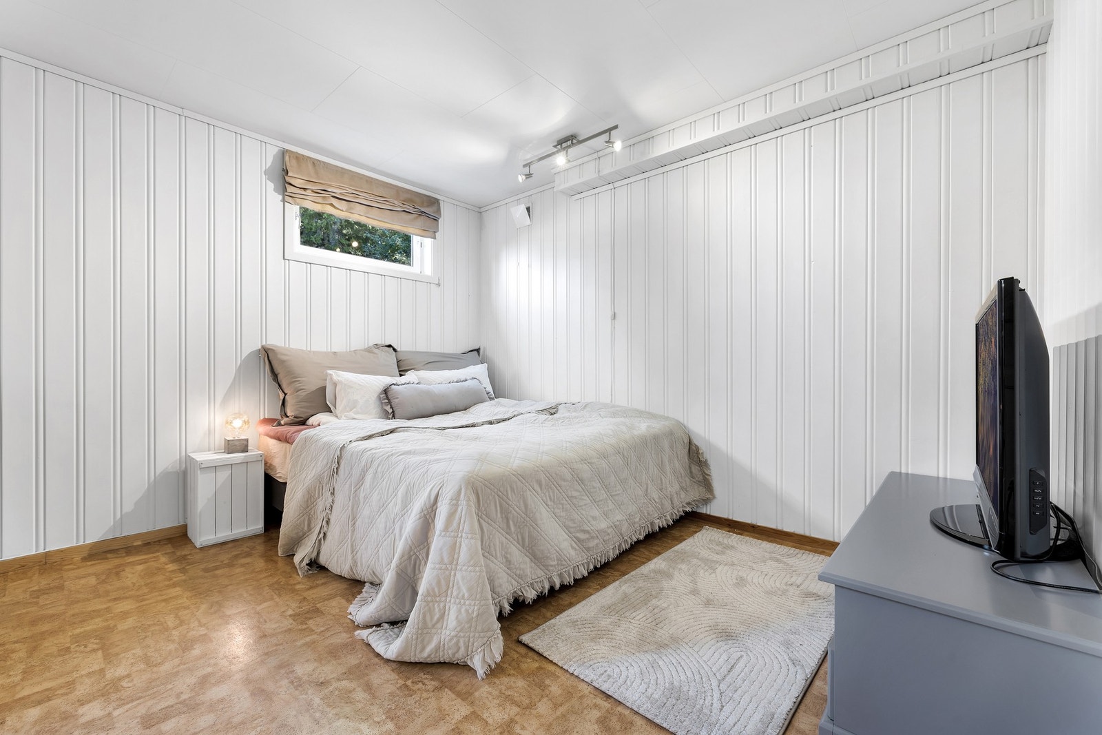 Vegger ble malt i 2025, og ny termostat til gulvvarme ble installert i 2023. Galleribilde