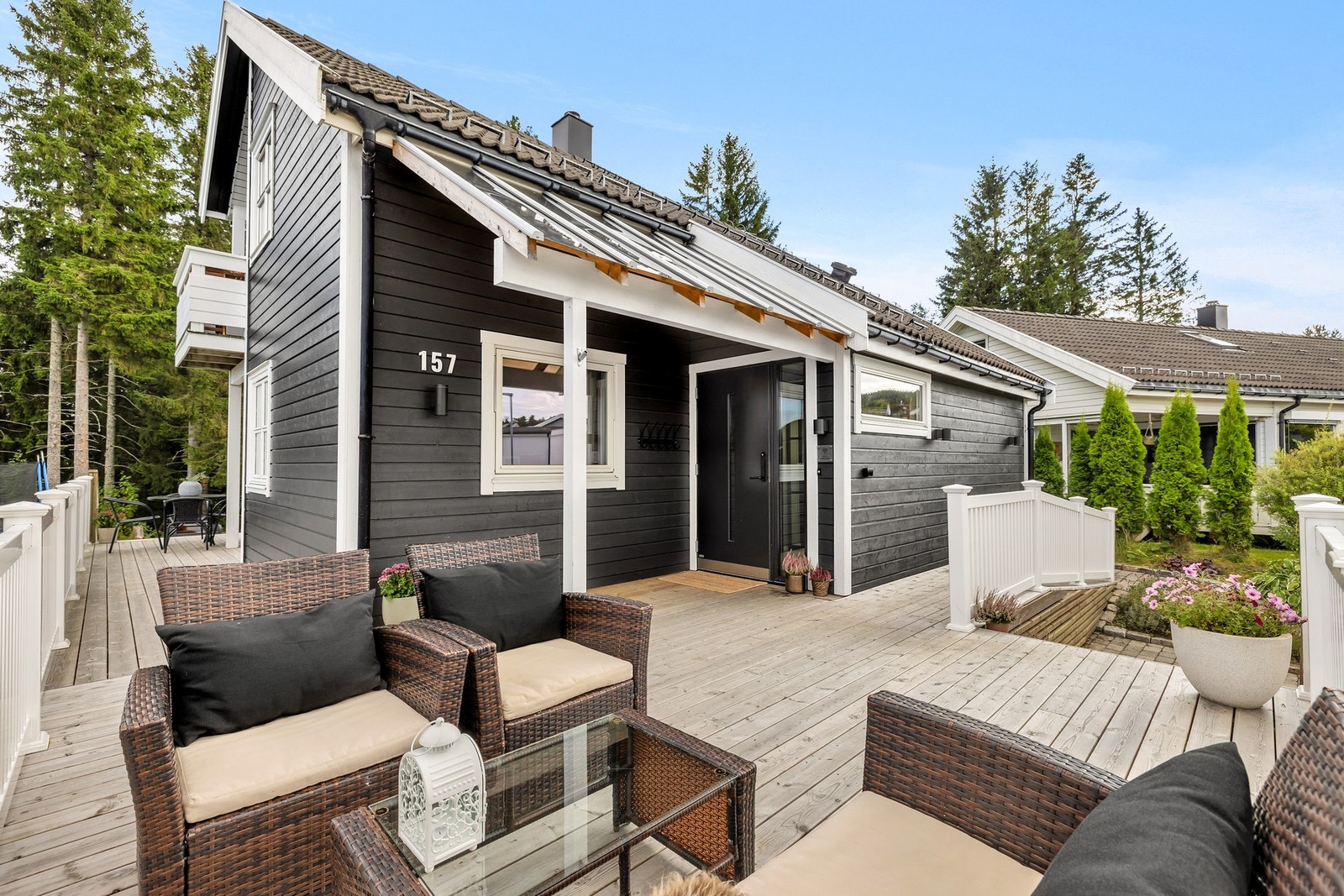 Ny veranda fra 2022 med god plass til flere sittegrupper. Galleribilde