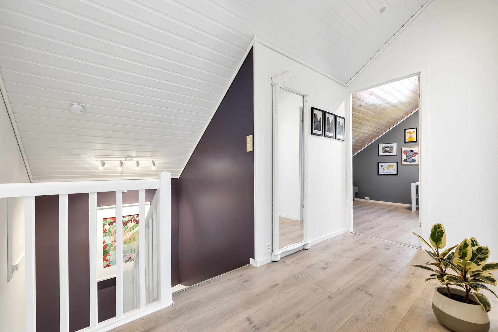 I boligens 2. etasje finner du to soverom (samt en bod tatt i bruk som et tredje soverom, ikke omsøkt), det andre badet og balkong. Galleribilde