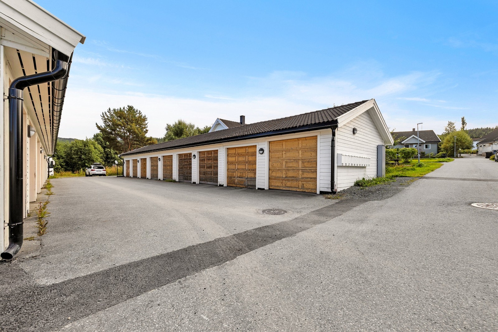 Boligen disponerer egen garasje i grendelaget. Galleribilde