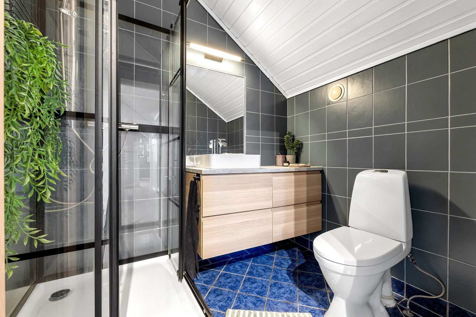 Badet i 2. etasje ble i 2020 modernisert med ny innredning inkl. toalett, servant, dusjkabinett, belysning, samt maling av veggfliser og tak. Galleribilde