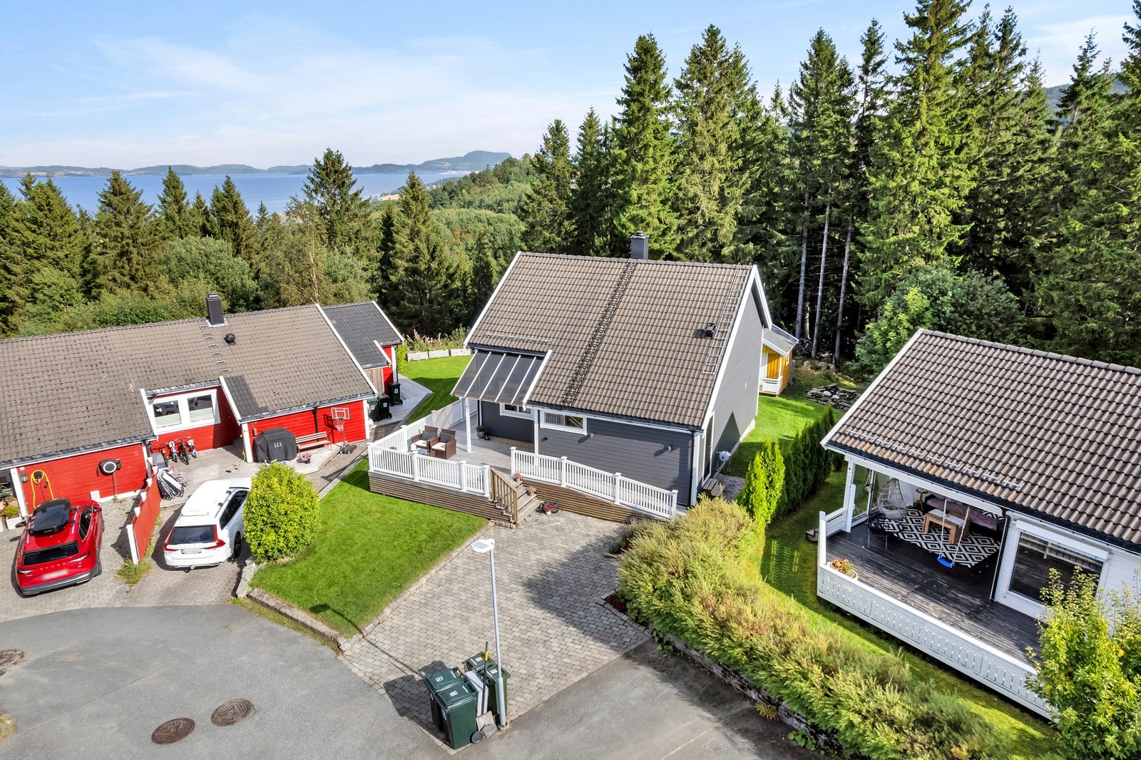 Boligen ligger i utkanten av feltet og må sies å ha en av de bedre beliggenhetene i området - her ligger du tilbaketrukket til med gode solforhold fra formiddag til solnedgang på sommerstid. Galleribilde