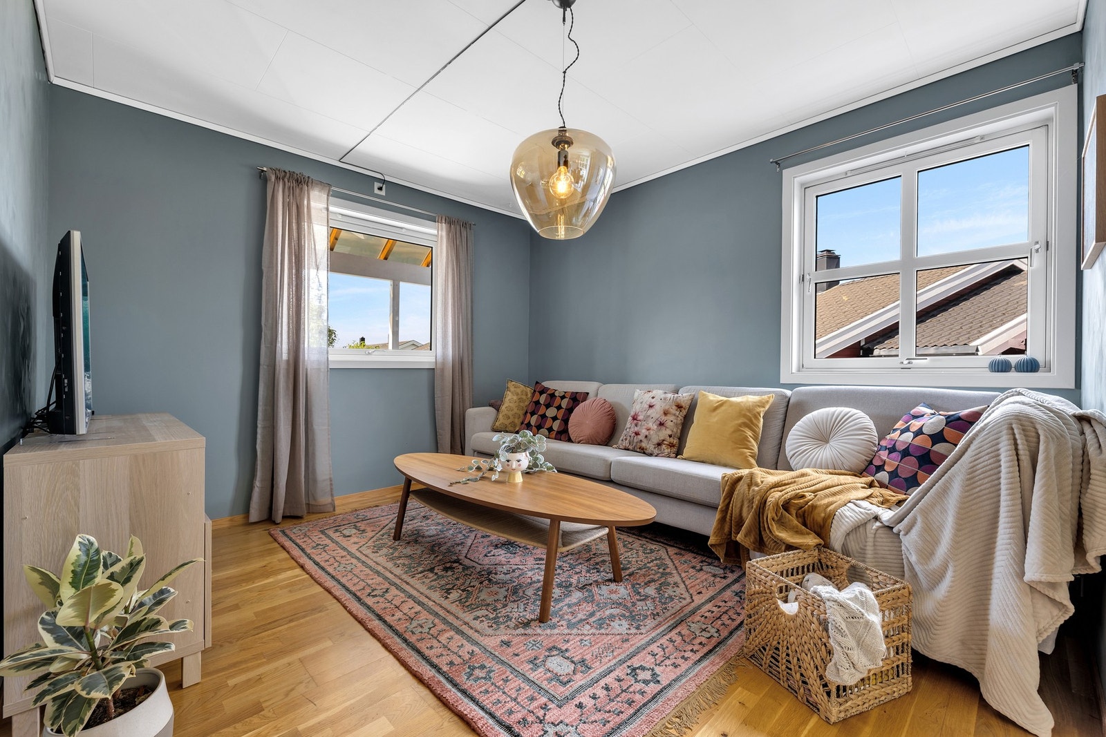 Stuen er inndelt i naturlige soner, her fra TV-stua. Galleribilde