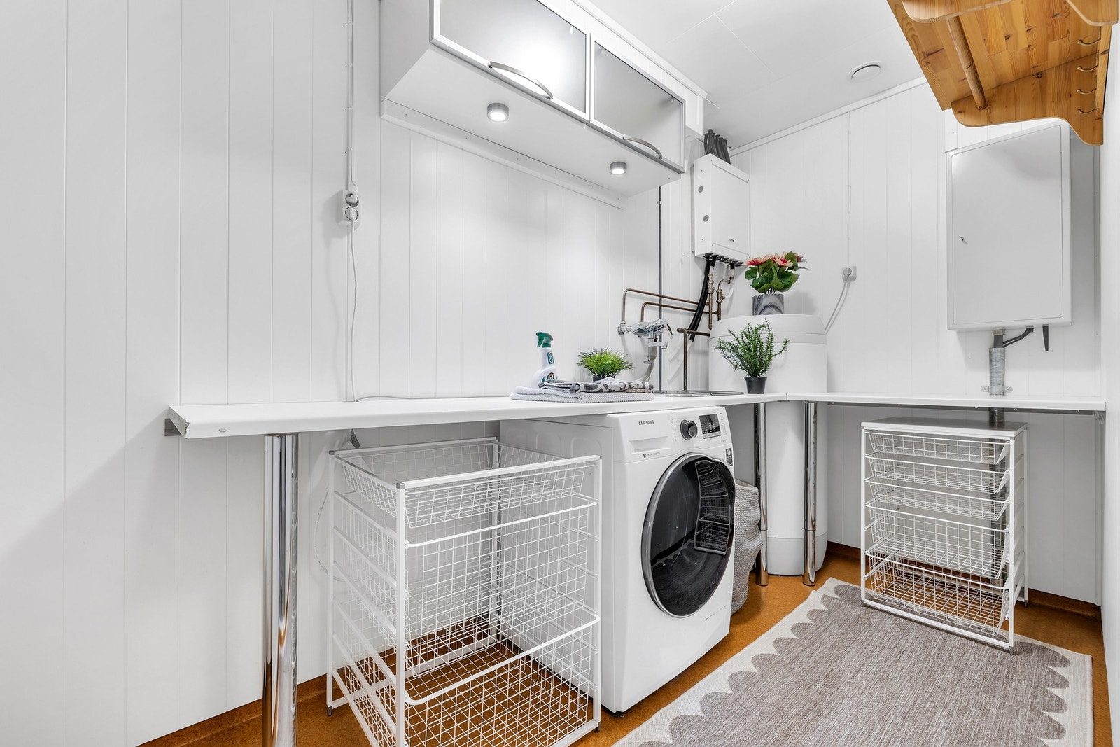 Vaskerommet ble i 2024 oppgradert med automatsikringer og overspenningsvern i sikringsskap, nytt overskap og ny varmtvannsbereder. Galleribilde