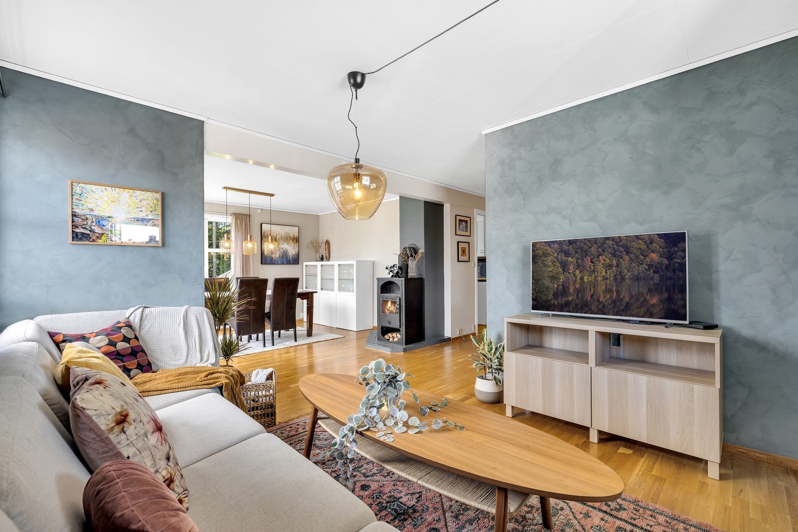 Boligen har vært gjenstand for en rekke oppgraderinger i nyere tid, og holder en pen og moderne standard. Last ned prospekt for komplett oversikt. Galleribilde