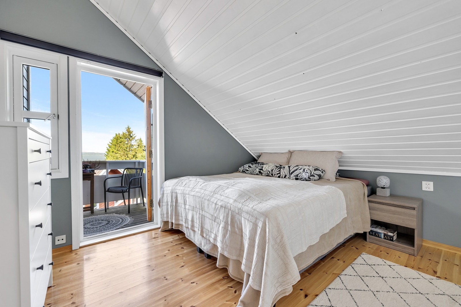 Hovedsoverommet er på 9 kvm (gulvarealet er større, men ikke målbart) med god plass til dobbeltseng og garderobeløsning. Galleribilde