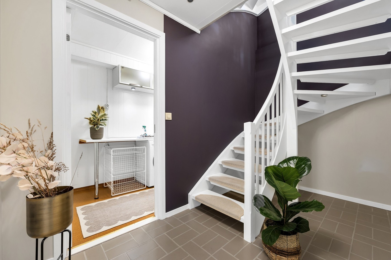 Gang kjelleretasje, sett mot vaskerom. Galleribilde