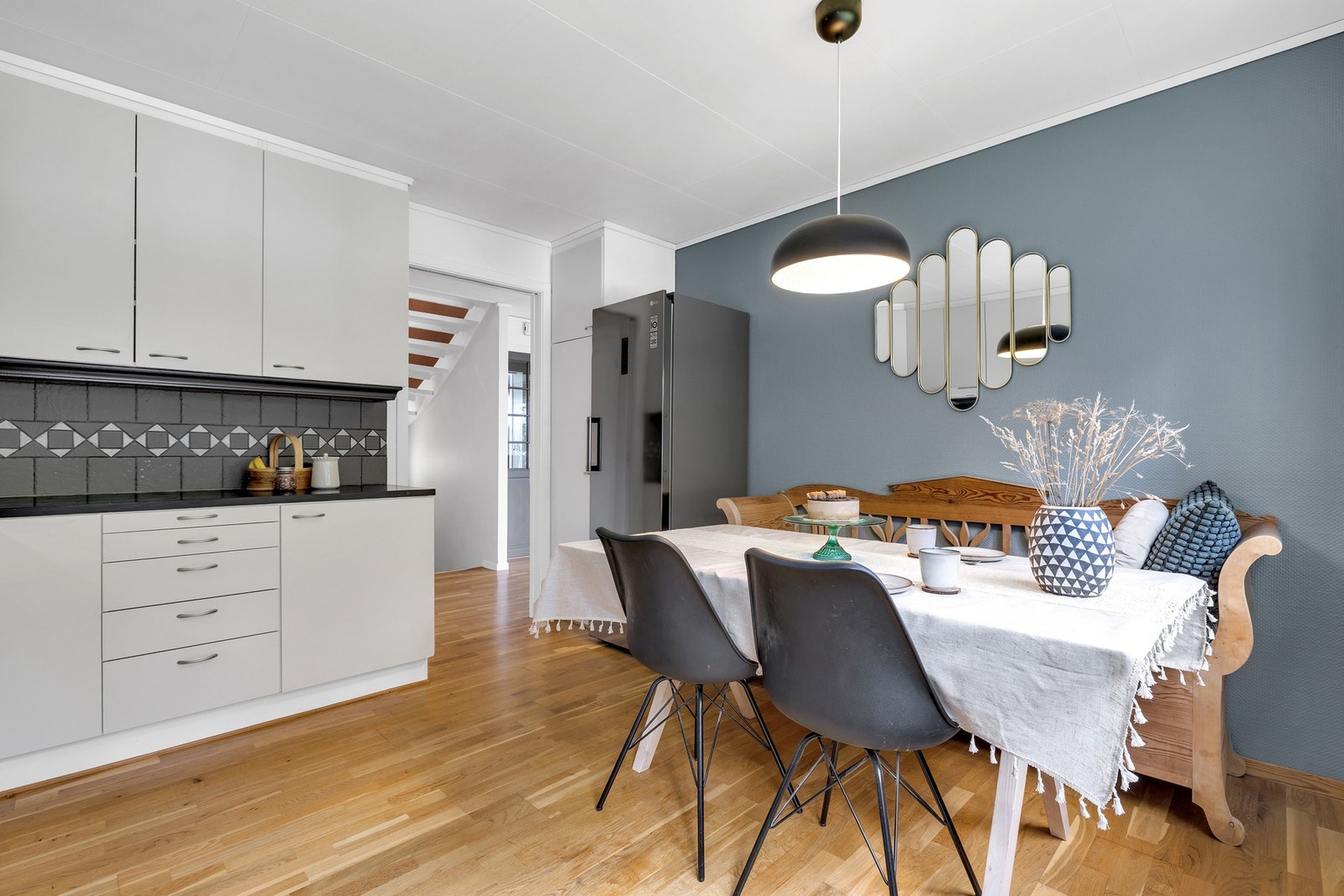 De siste årene er kjøkkenet modernisert med malte flater, ny komfyr og ventilator. Galleribilde