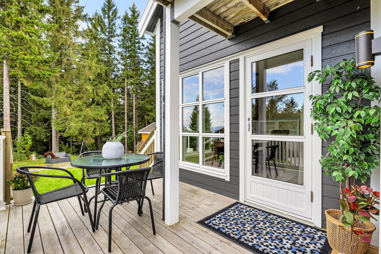 Fra spisestuen kommer du rett ut på terrassen - perfekt når måltidene flyttes ut på varme sommerdager. Galleribilde