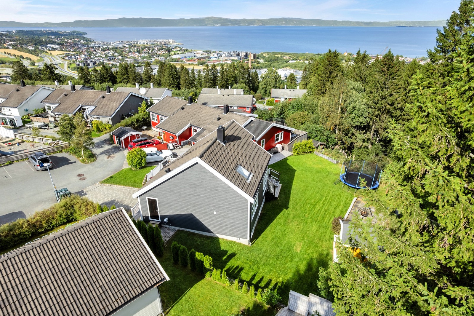 Dronebilde av eiendommen. Galleribilde