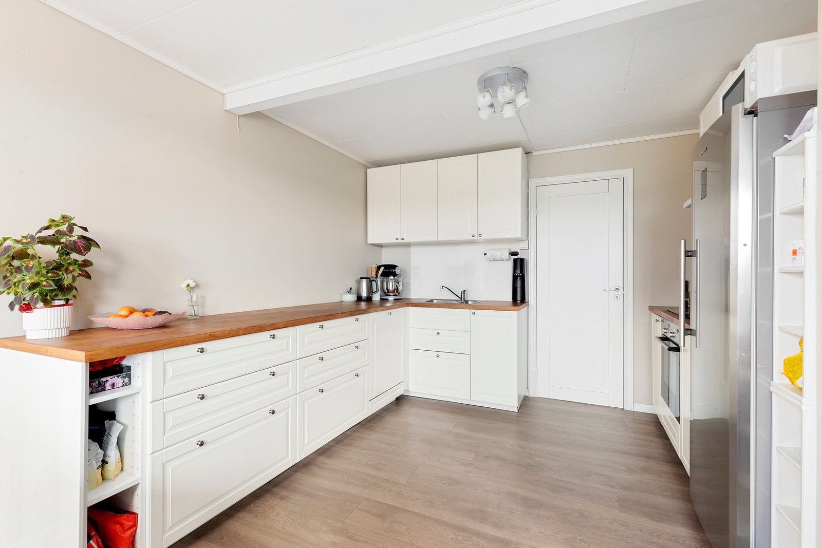 Kjøkken med egen matbod Galleribilde