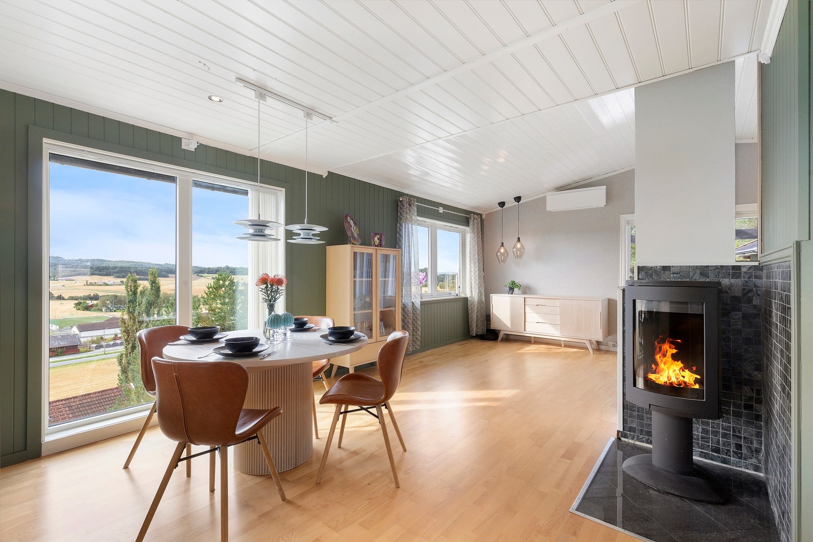 Nydelig utsikt fra både stue og kjøkken Galleribilde