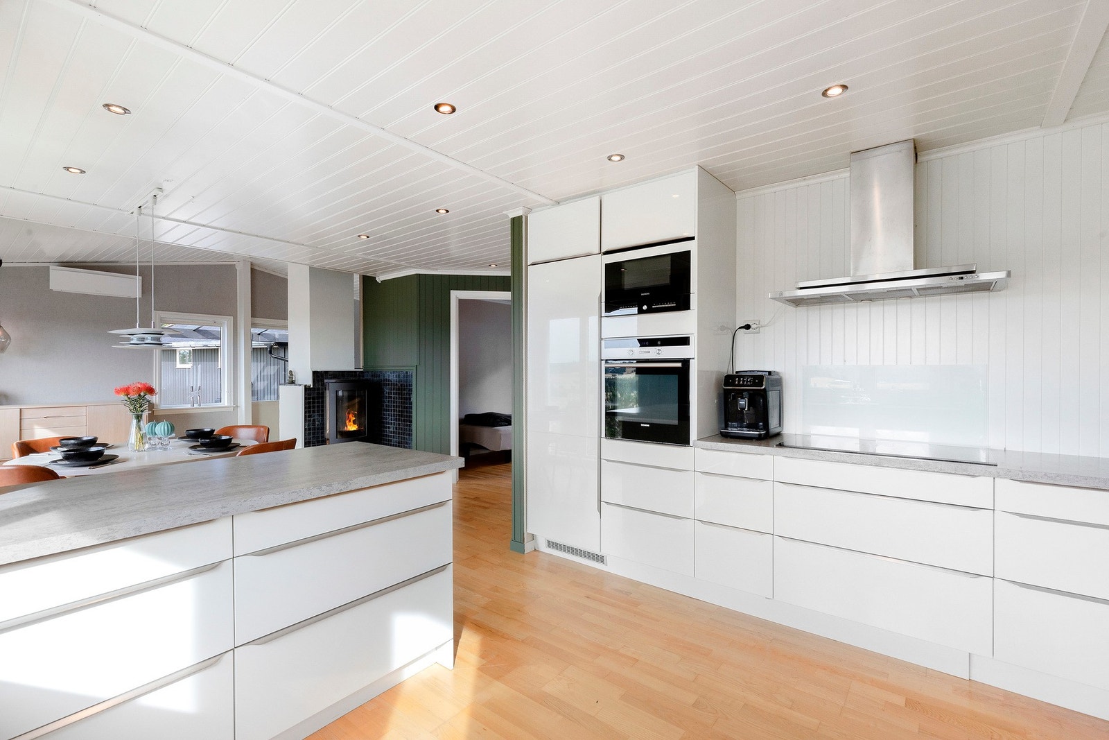 Inneholder integrerte hvitevarer med bla. 2 stekeovner Galleribilde