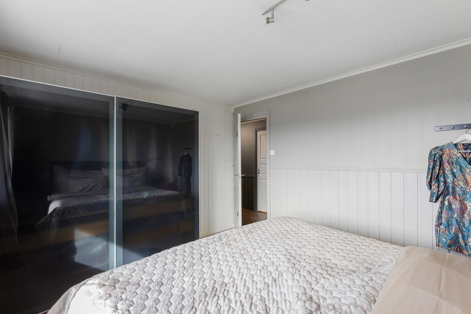 Praktisk skyvedørsgarderobe medfølger Galleribilde